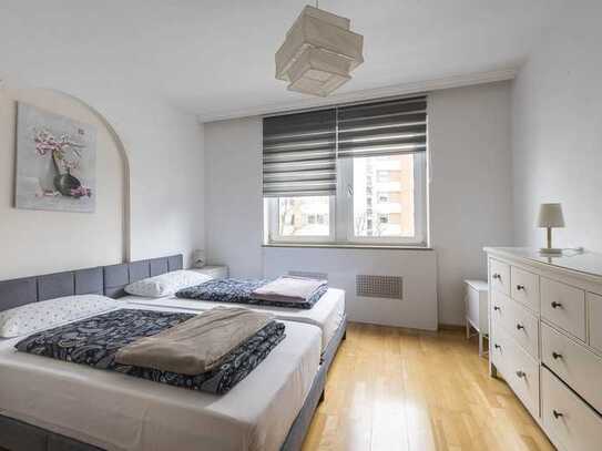 Geräumige, geschmackvolle 4-Zimmer-Wohnung mit gehobener Innenausstattung mit EBK in München Perlach