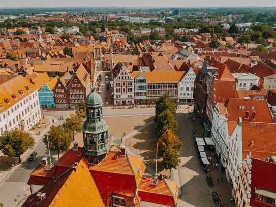 Historisches Weinhaus: Vielseitige Gewerbefläche über drei Ebenen in Lüneburg