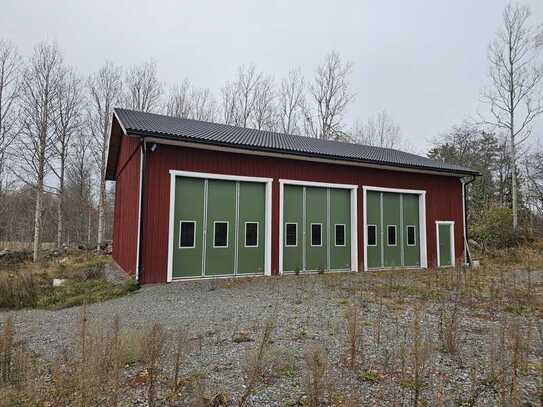 Maschinenhalle in Flygsfors/Orrefors auf einem großen Grundstück