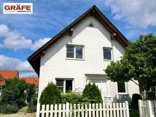 Freistehendes Einfamilienhaus mit Balkon, Terrasse, Garage und schönem Garten