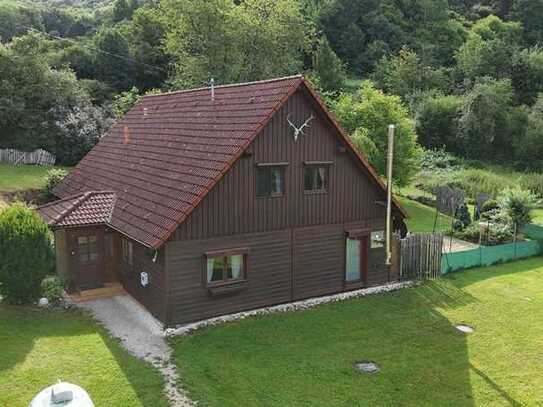 EINFAMILIENWOHNHAUS MIT GROSSEM GRUNDSTÜCK IN IDYLLISCHER LAGE, GARAGE UND WERKSTATT