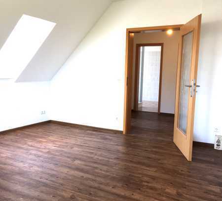 Moderne DG-Wohnung mit Garten