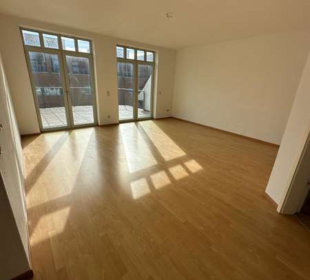 Helle 4-Zimmer-Wohnung mit Dachterrasse und Einbauküche über 2 Etagen in der Innenstadt! Frei ab sof