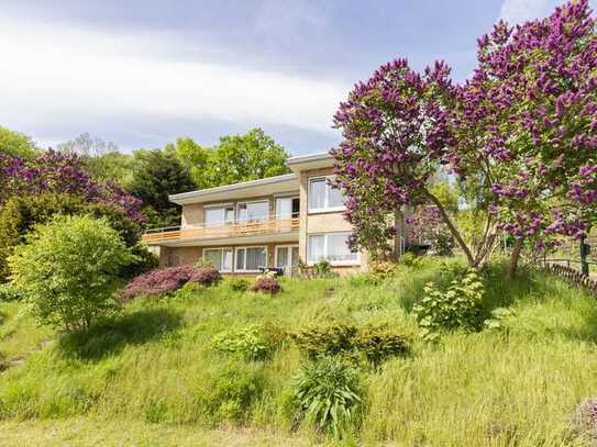 Herrlicher Seeblick: großzügiges und modernes Einfamilienhaus mit Einliegerwohnung und Nebengebäude