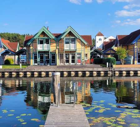 Exklusive Doppelhaushälfte - Ferienhaus direkt am Wasser mit eigenem Bootsanleger an der Terrasse