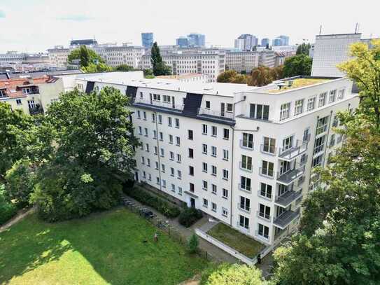 Helle Altbauwohnung mit Balkon in gepflegtem Friedrichshain