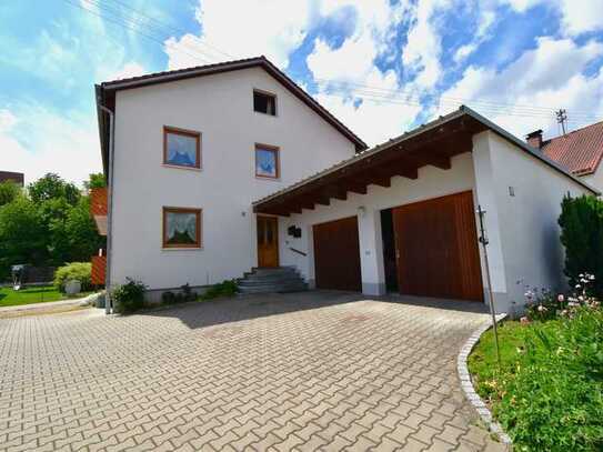 beide Wohnungen eines Zweifamilienhauses mit Doppelgarage und Carport, Landkreis Dachau