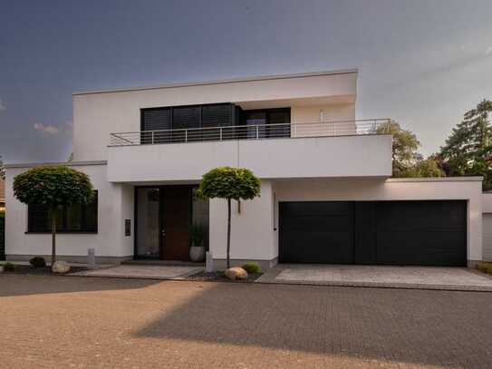 Villa im Bauhausstil mit Außenpool und Basketballplatz nahe Düsseldorf mit 400 qm Fläche