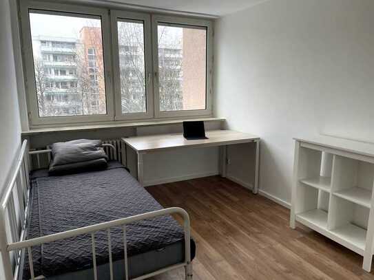 A 12 sqm room to let next to Quiddestraße Ubahn station available immediately - 750 EUR pcm