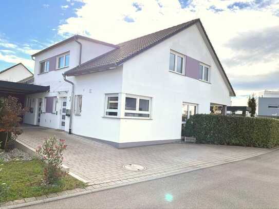 Neuwertige moderne Doppelhaushälfte, gehobene Ausstattung in effizienter Bauweise
