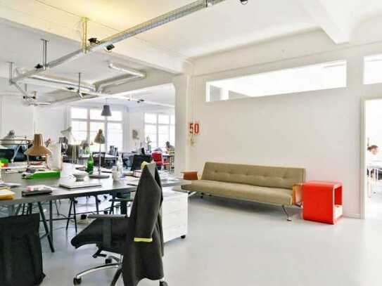 Desks in a light flooded coworking space - Kreuzberg - All-in-Miete