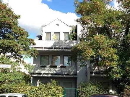 Mietkauf: Sonnige Wohnung in Stadtvilla mit zwei Zimmern, großem Balkon und Einbauküche in Berlin