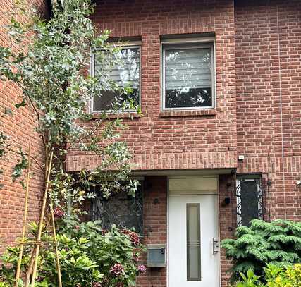 5-Zimmer-Reihenhaus mit Einbauküche und Kaminofen in Düsseldorf-Hellerhof