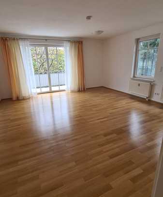 Stilvolle, vollst. renovierte 3-Raum-Wohnung mit geh. Innenausstattung mit Balkon und EBK