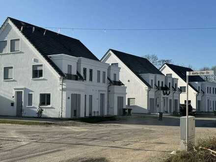 Stilvolle, vermietete Doppelhausvilla mit Südgarten, hochwertiger Küche + Garage, 4% Rendite