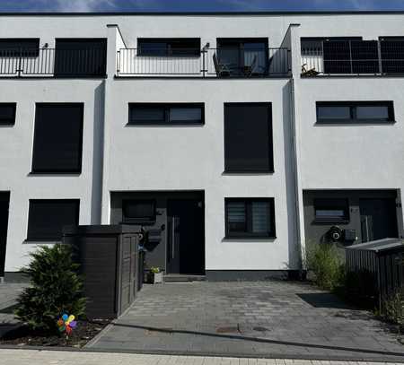 Modernes Reihenhaus mit EBK in zentraler Lage