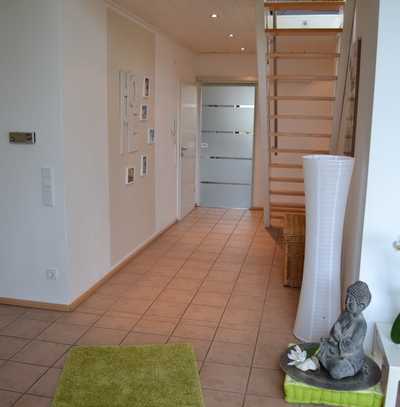 Modernisierte und gemütliche DG-Wohnung mit SW-Balkon (Austritt) und Kaminofen