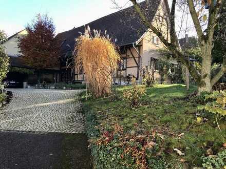 Stilvoll modernisiertes Bauernhaus: toller Garten, wertige Innenausstatttung, Kachelofen, Glasfaser.