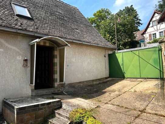 Einfamilienhaus mit großem Grundstück, Bachlauf und eigenem Wald in Burgheßler