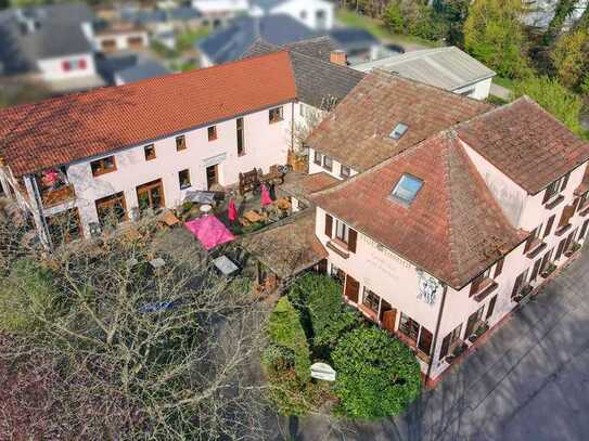 Gastronomie-Ensemble mit Pension, Veranstaltungsraum & Baugrundstück in naturnaher Lage