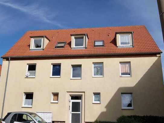 Böhlen - ruhige und sonnige kleine 2-Raum-DG-Wohnung mit Tageslichtbad und Wanne