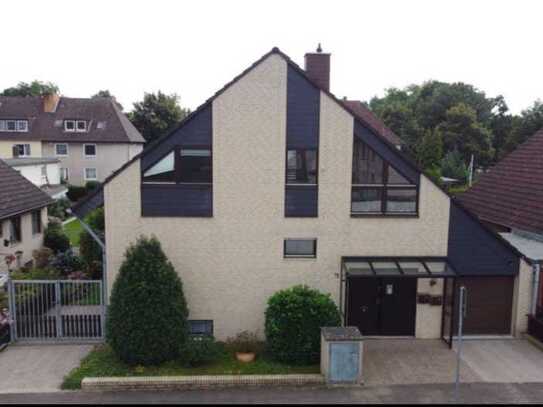 Helle Dreiraumwohnung mit Kamin, Terrasse, eigenen Garten und Garage in Zweifamilienhaus EG.