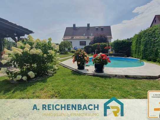 Ein- bzw. Zweifamilienhaus mit Pool, Garagen, PV Anlage und vielen Extras in Altengottern!