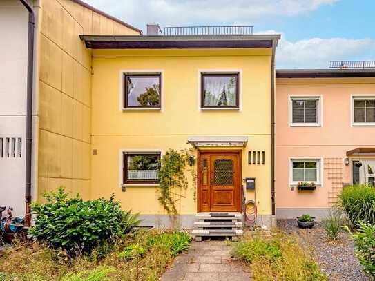 Großzügig geschnittenes Reihenmittelhaus 
in ruhiger Wohnsiedlungslage
am Stadtrand in Waldkraibur