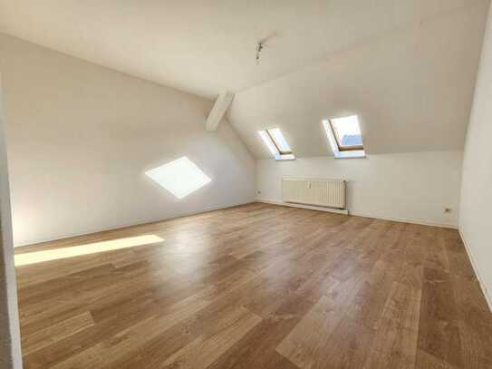 Renovierte Dachgeschosswohnung mit Einbauküche