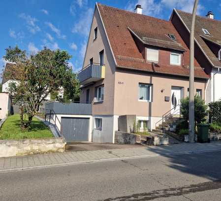 Schöne Doppelhaushälfte mit Garage