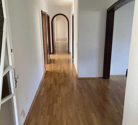 Ansprechende 6-Zimmer-Wohnung mit Balkon in Salach, Ideal für Familien!