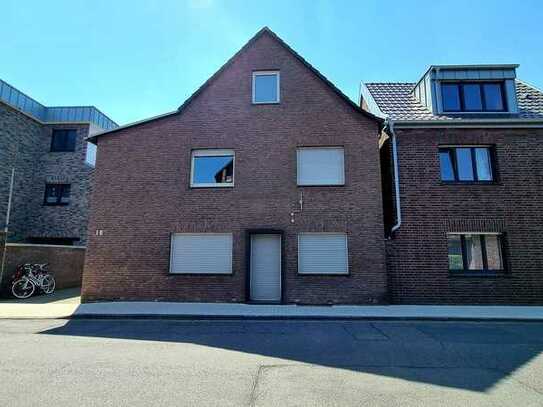 Mehrfamilienhaus mit 3 Wohn – und 1 Gewerbeeinheit plus einem zweiten Grundstück in Nievenheim
