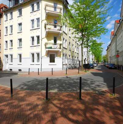 moderne und geräumige helle 2 Zimmer Wohnung mit Balkon und Tageslichtbad in saniertem Altbau