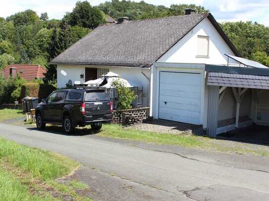 Einfamilienhaus mit Garten, Garage, kleiner Werkstatt und weiter Aussicht. Einliegerwohnung möglich.