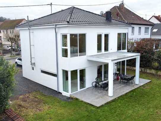 MODERNES EINFAMILIENHAUS MIT BLICK AUF DEN ROTENFELS – KOMFORT UND NATUR VEREINT | TERRASSE | EBK