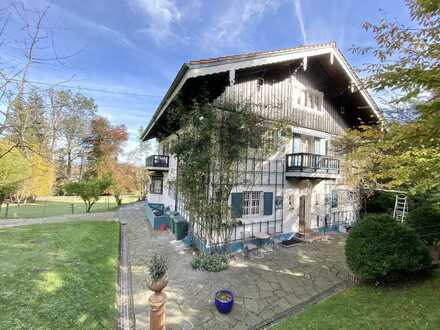 +++ Rarität im Chiemgau! +++ Historische Landhausvilla mit Zuhaus und 1 ha (!) Parkgrund a.d. Prien!