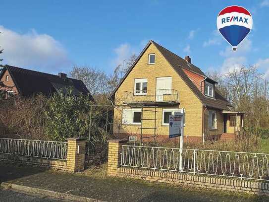 Orangenbaumblätter liegen auf dem Weg - 
Das Haus am See - Oldenstadt