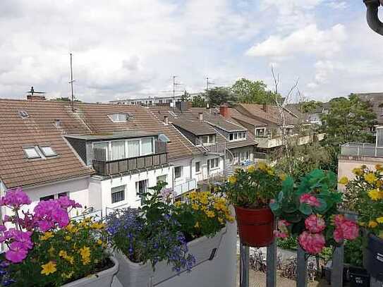 Helle, frisch renovierte 2Zi-Wohnung mit Balkon, Aufzug und TG-Stellplatz