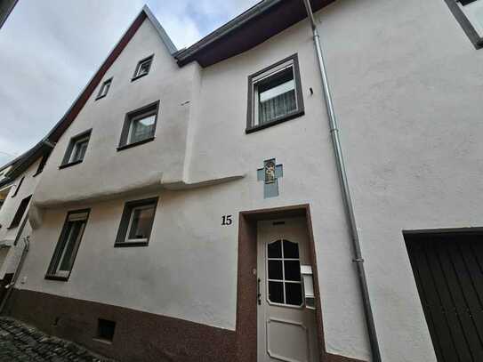 Treis: schönes Einfamilienhaus mit Garage und Innenhof