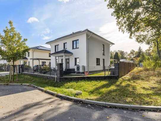 energiesparendes neuwertiges Einfamilienhaus mit Wärmepumpe und Photovoltaikanlage