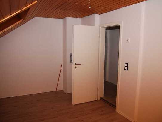 3-Zimmer DG-Wohnung, frisch saniert mit EBK, gut isoliert, ruhig + zentral in Gmünd-West