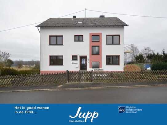 Großes Ein- / Zweifamilienwohnhaus in Dorfrandlage mit toller Aussicht, teilsaniert, Senscheid.