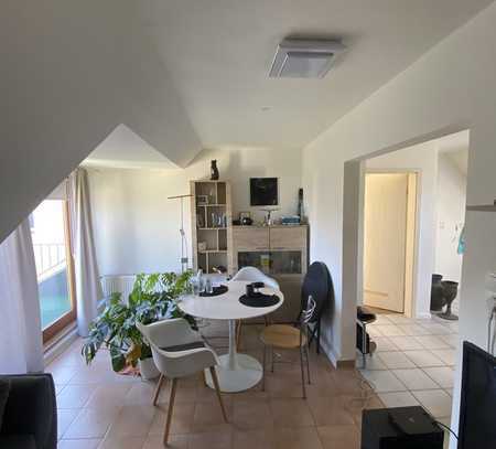 Sehr schöne, helle 2 Zimmer DG Wohnung mit Balkon in Troisdorf