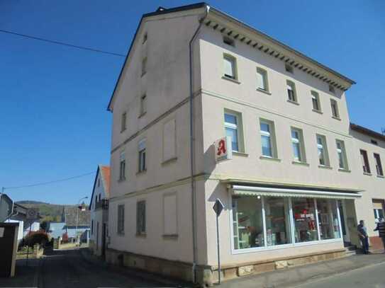 Bald freies Wohnhaus mit großer Wohnfläche und Terrasse sowie Mieteinnahmen über Apotheke im EG