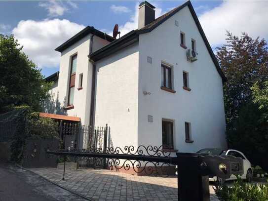 Traumhafte Dreistöckige Villa mit atemberaubender Aussicht und erstklassiger Lage!