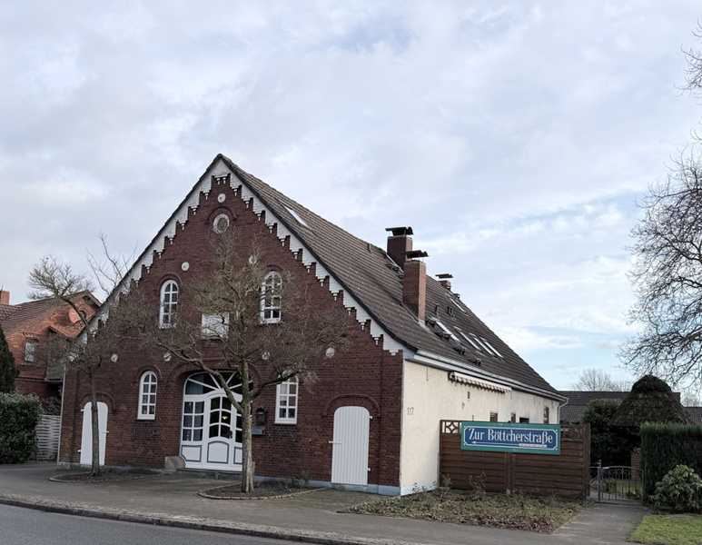 Raumwunder
Historisches Bauernhaus mit bis zu 3 Wohneinheiten,Wärmepumpe,Garage und überdachtem Poo