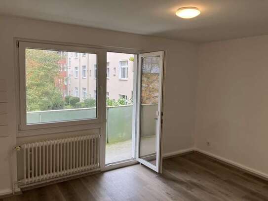 Noch zum 16.01.2025 einziehen ? Renovierte 2-Zimmer-Wohnung mit Balkon ( Essen-Frohnhausen ) im 1.OG