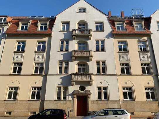 Wird noch komplett renoviert: 3-Zimmer-Wohnung im Hochparterre, mit neuem Laminatboden & kl. Balkon