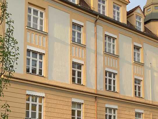 Die elegante Wohnung befindet sich in denkmalgeschütztem Altbau in München