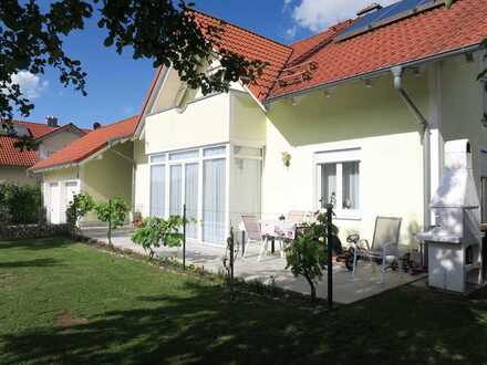 Mod. Einfamilienhaus m. Doppelgarage für große Familie b. Landau (A92)